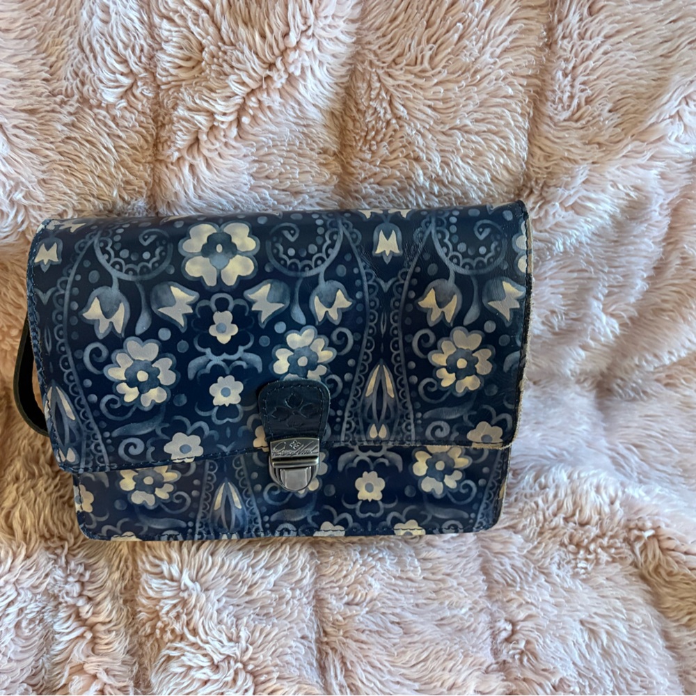 Patricia Nash Blue Floral Crossbody Bag plenty of pockets !